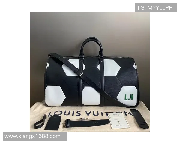 时尚与运动结合LV足球明星手包男士必备潮流单品